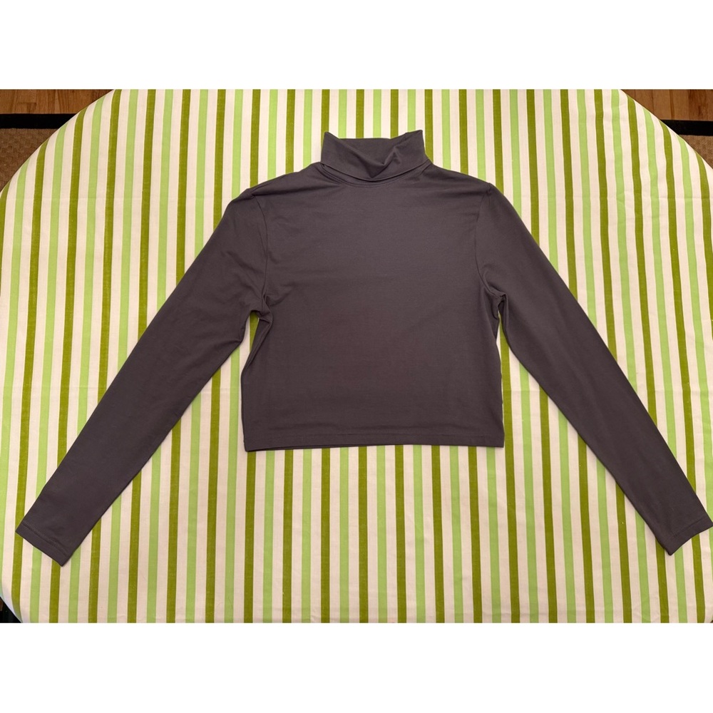 NWOT - H&M Divided basic dark gray long sleeve cropped turtleneck size Medium